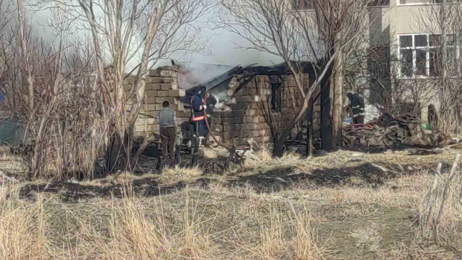 Edremit’te odunluk yangını