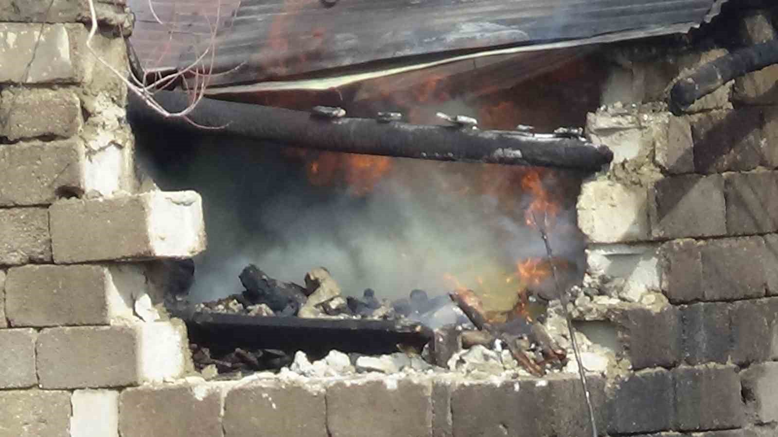 Edremit’te odunluk yangını