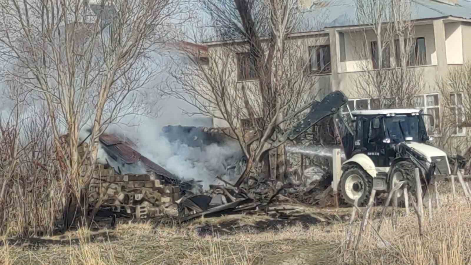 Edremit’te odunluk yangını