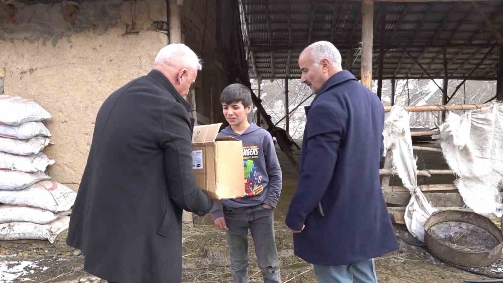 Polis memurundan dar gelirli ailelere bayram şekeri