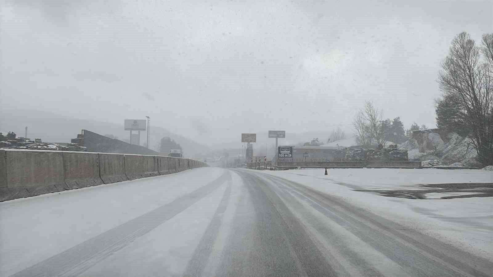 Bolu Dağı’nda hafif kar yağışı devam ediyor