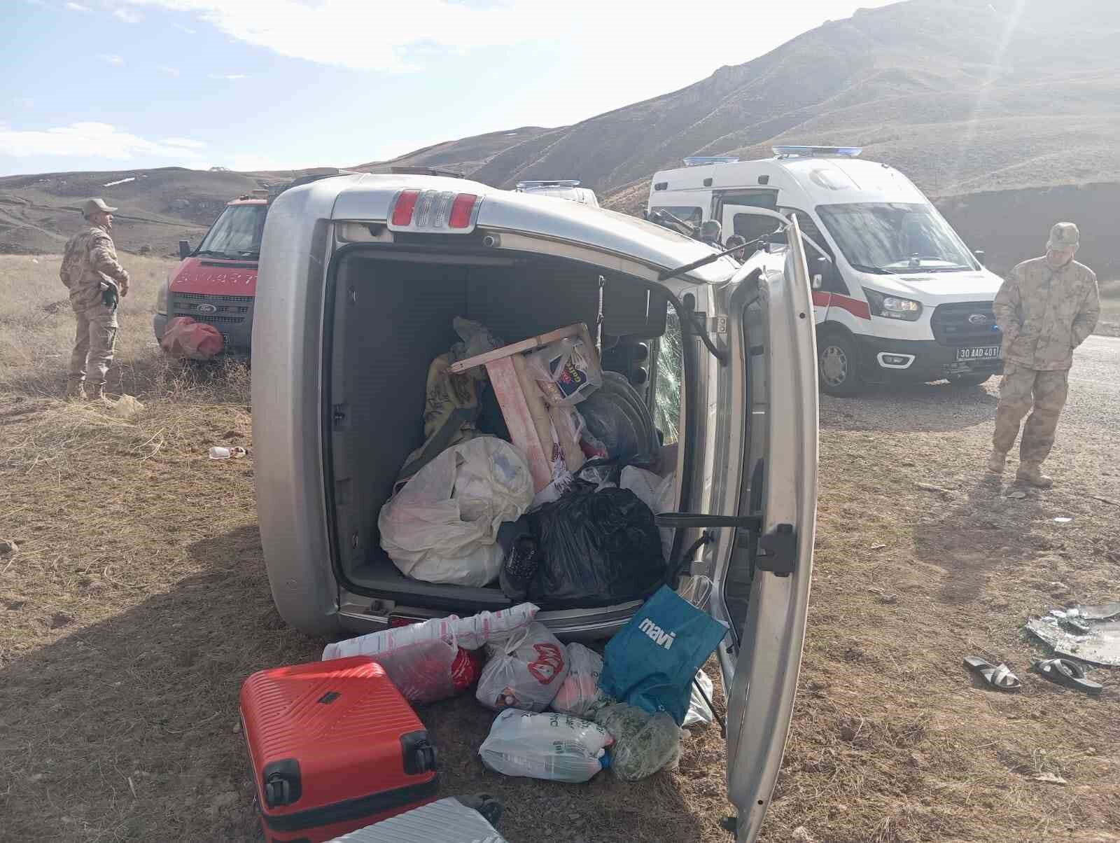 Yüksekova-Van karayolunda trafik kazası: 3 yaralı