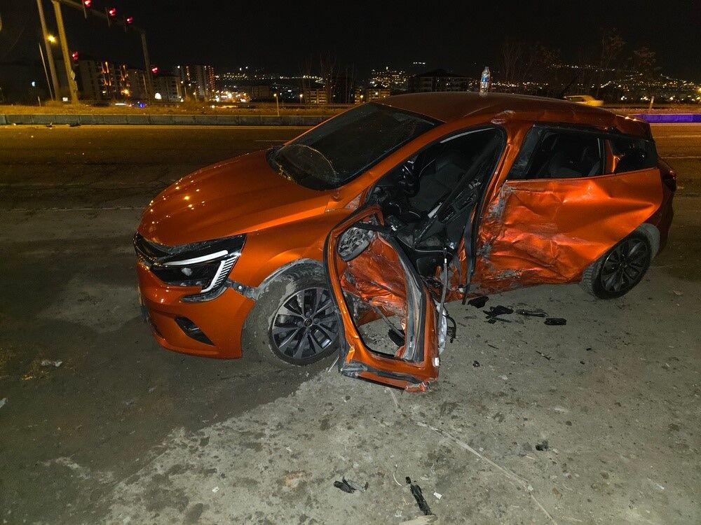 Elazığ’da hafif ticari araç ile otomobil çarpıştı: 3 yaralı