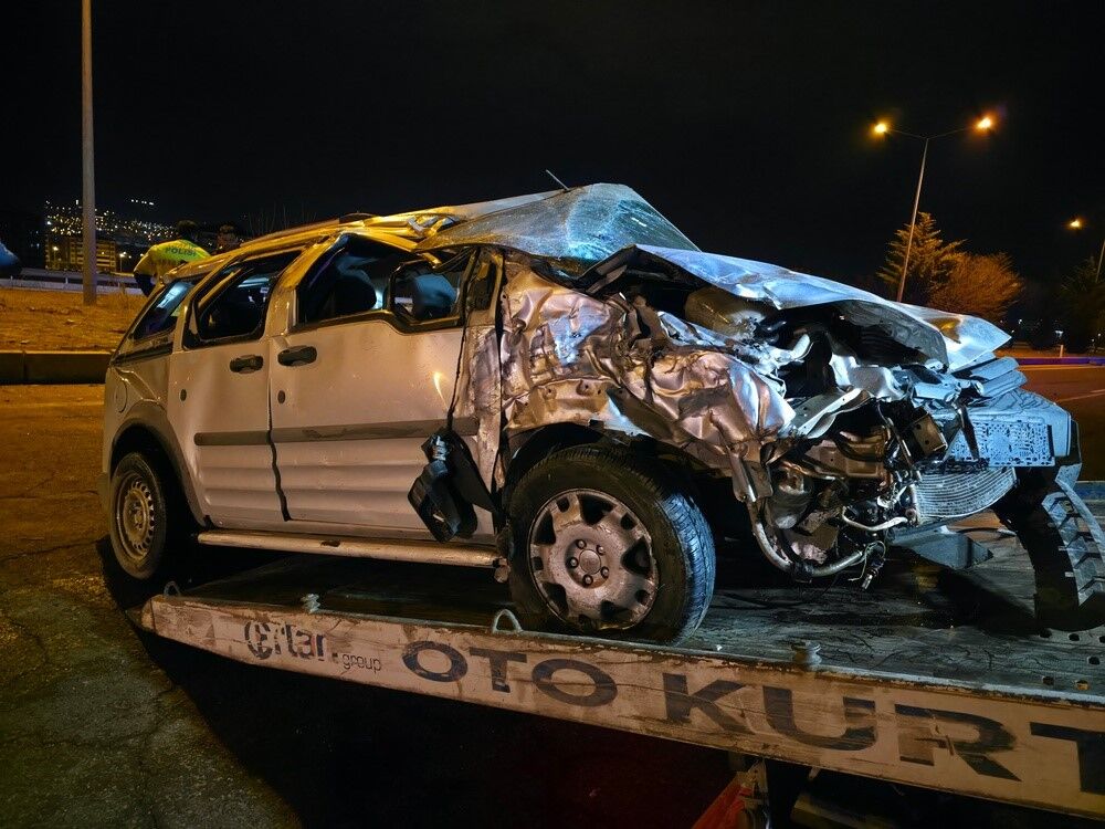 Elazığ’da hafif ticari araç ile otomobil çarpıştı: 3 yaralı