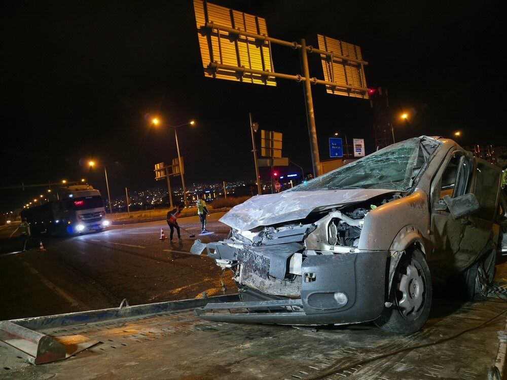 Elazığ’da hafif ticari araç ile otomobil çarpıştı: 3 yaralı