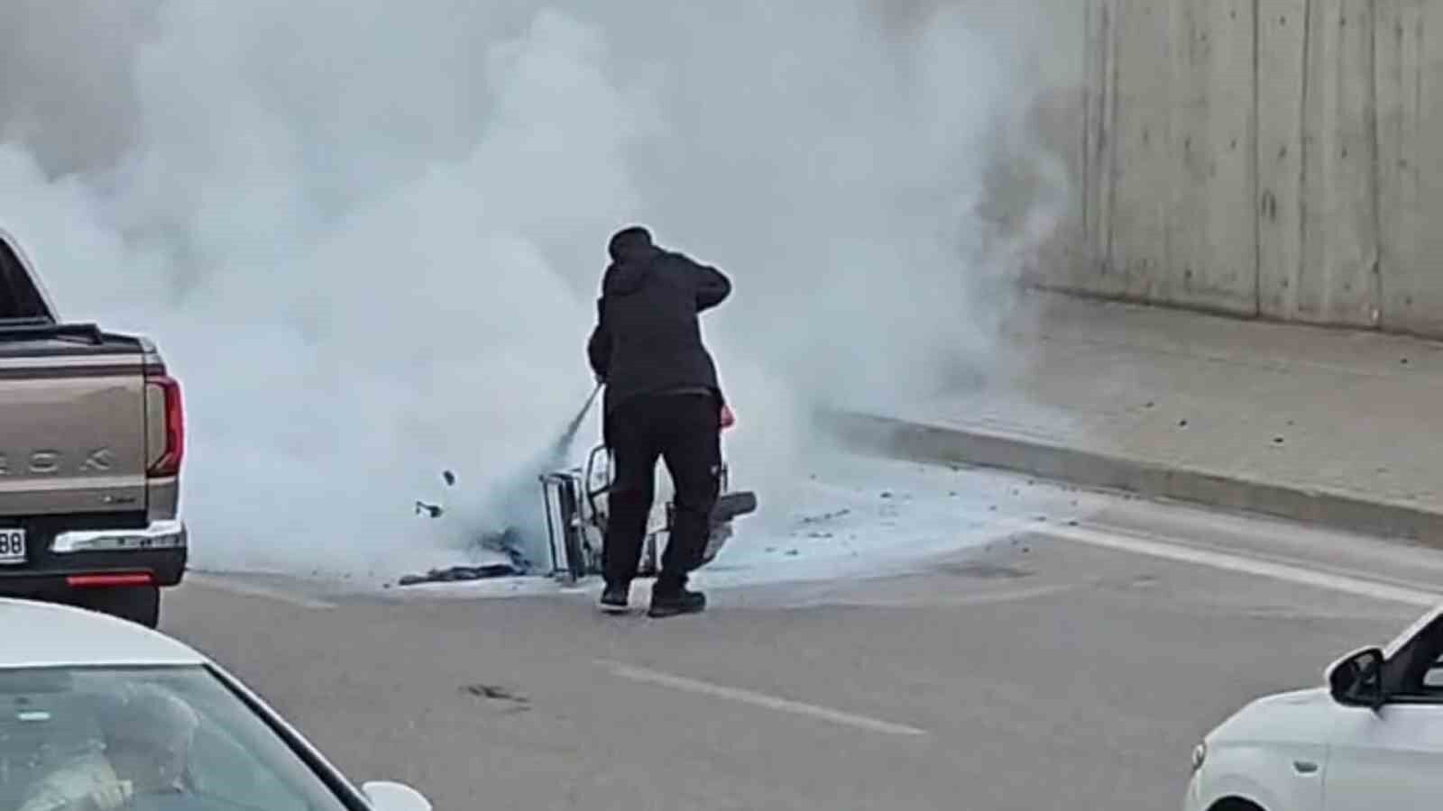 Bingöl’de seyir halindeki motosiklet alevlere teslim oldu