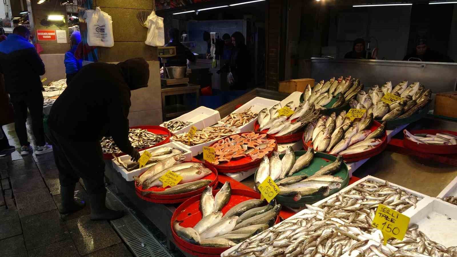 Çoğu tekne erken paydos edince balık tezgâhları eski görüntüsünden uzak kaldı