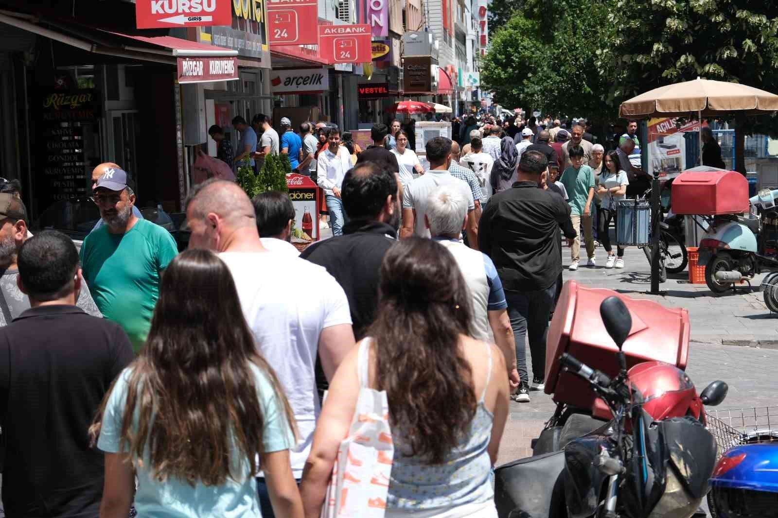 Erzincan’da bayram yoğunluğu tatilcilerin de akınıyla iki katına çıktı