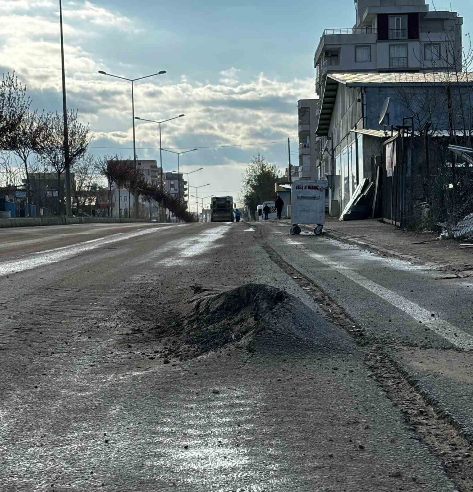 Bozuk yollar kazalara davetiye çıkarıyor