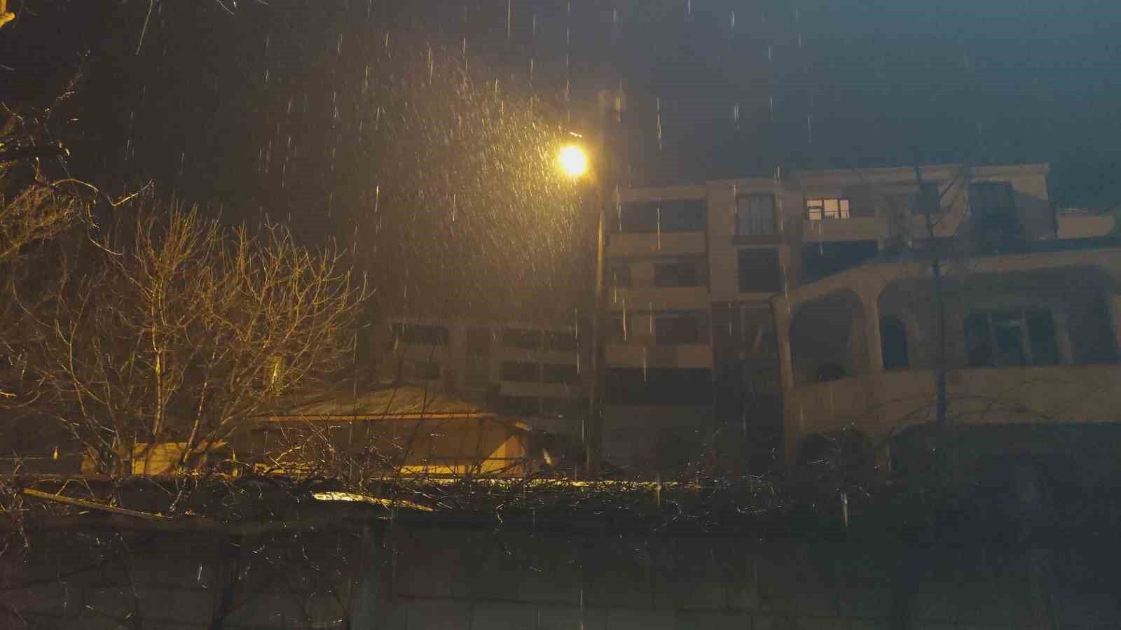 Erciş’te yağmur yağışı etkili oldu