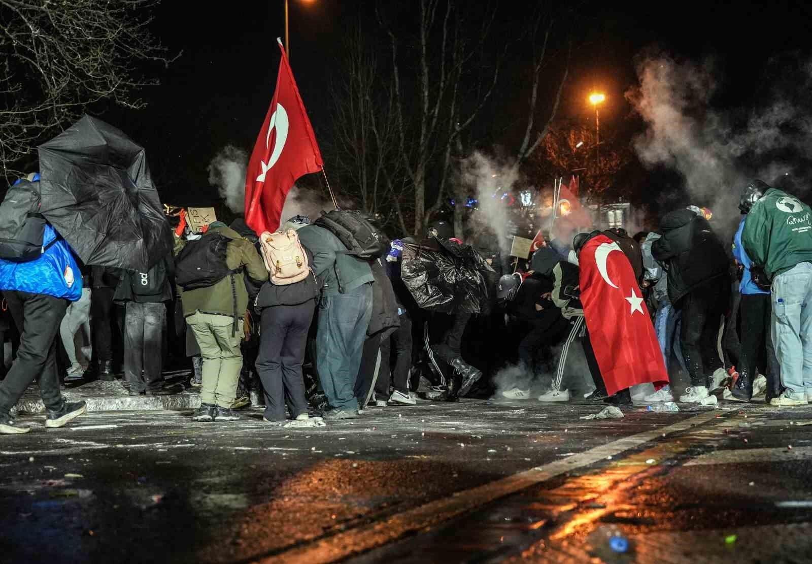 Saraçhane’den Taksim’e yürümek isteyen grup polise su şişesi fırlattı
