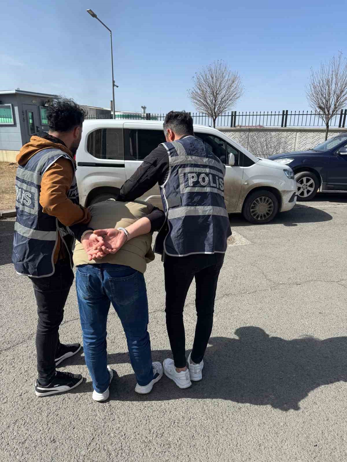 Kars’ta suç makinesi şahıs kadın kılığında yakalandı