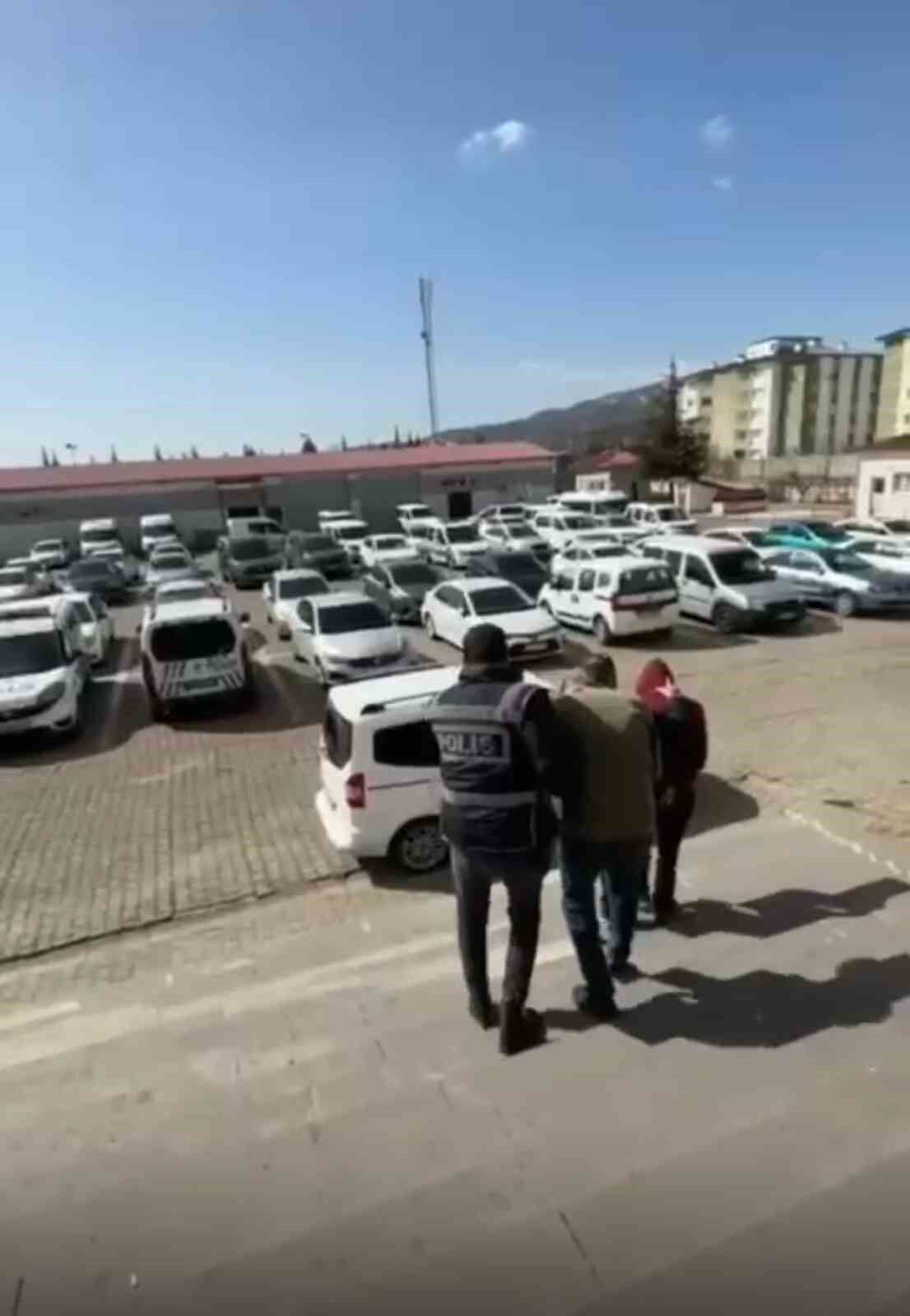 Çaldıkları araçla kaza yapıp kaçtılar
