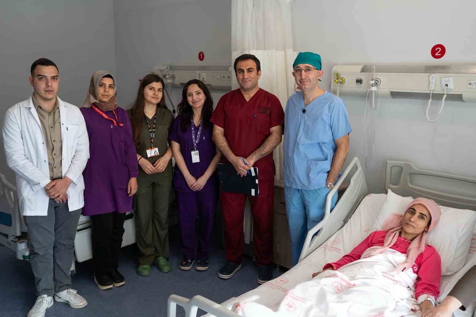 Karın ağrısıyla gitti, rahminden 7 kiloluk tümör çıktı