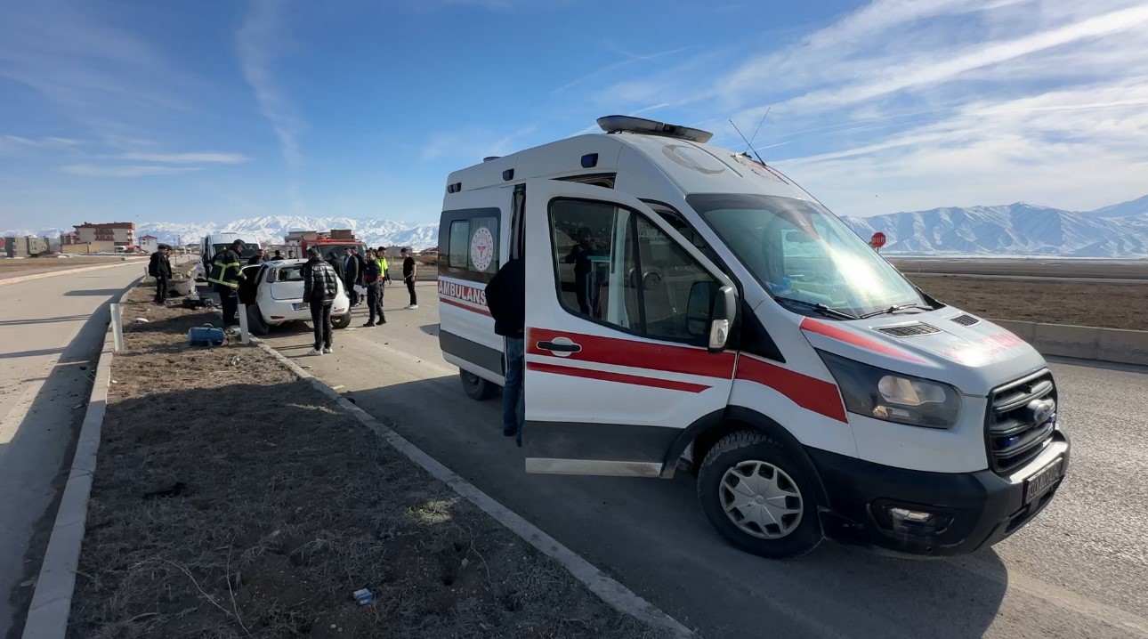 Yüksekova’da kaldırıma çarparak savrulan aracın sürücüsü yaralandı