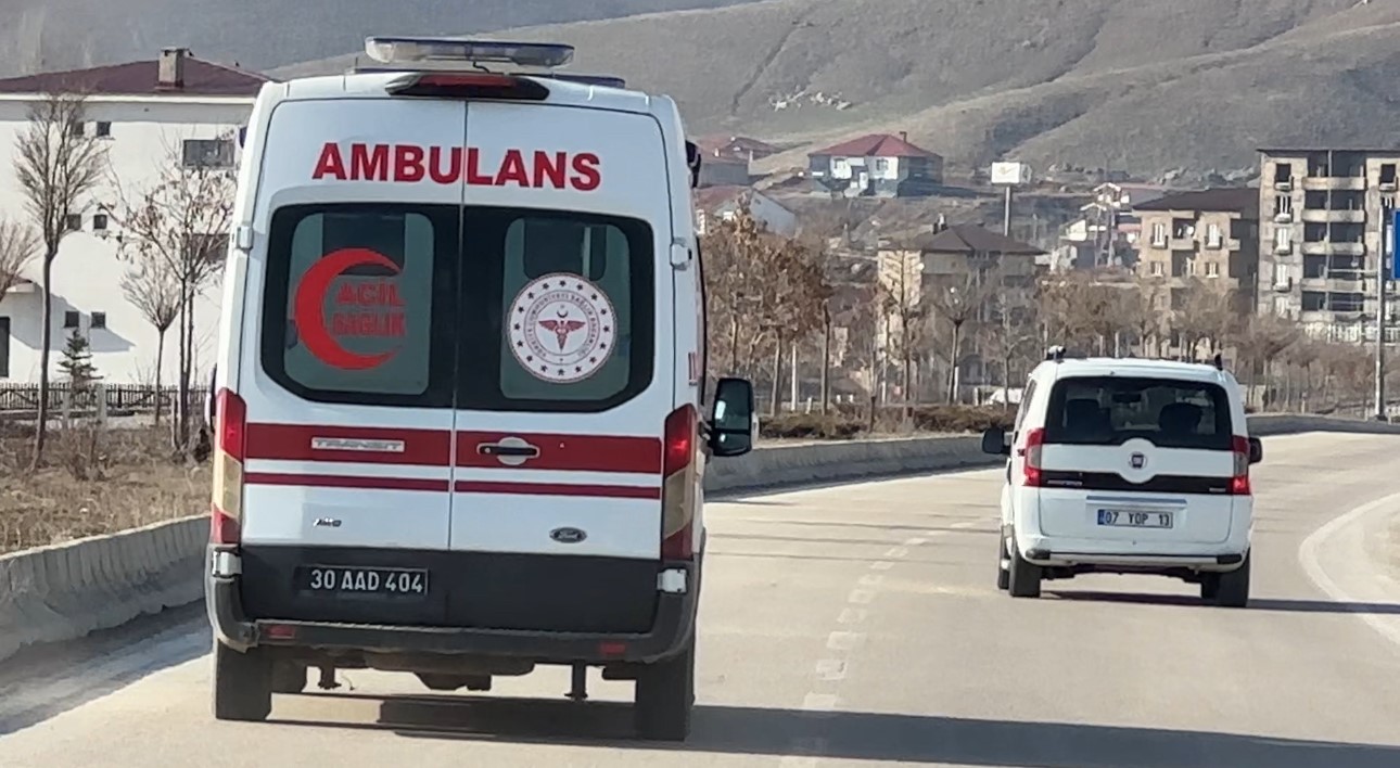 Yüksekova’da kaldırıma çarparak savrulan aracın sürücüsü yaralandı