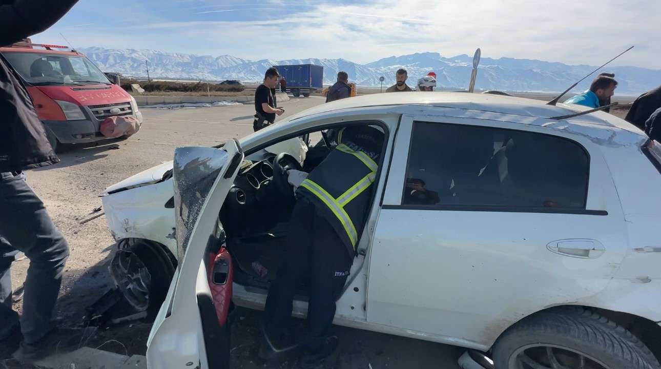 Yüksekova’da kaldırıma çarparak savrulan aracın sürücüsü yaralandı