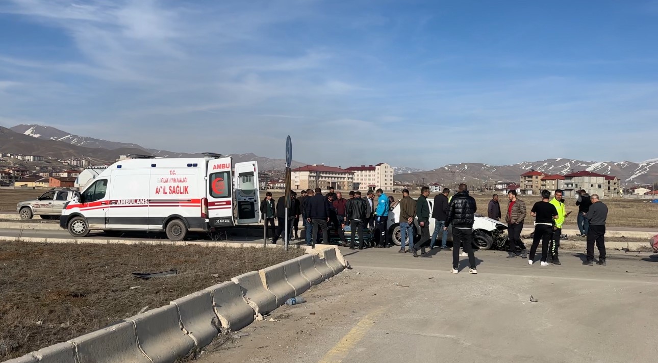 Yüksekova’da kaldırıma çarparak savrulan aracın sürücüsü yaralandı