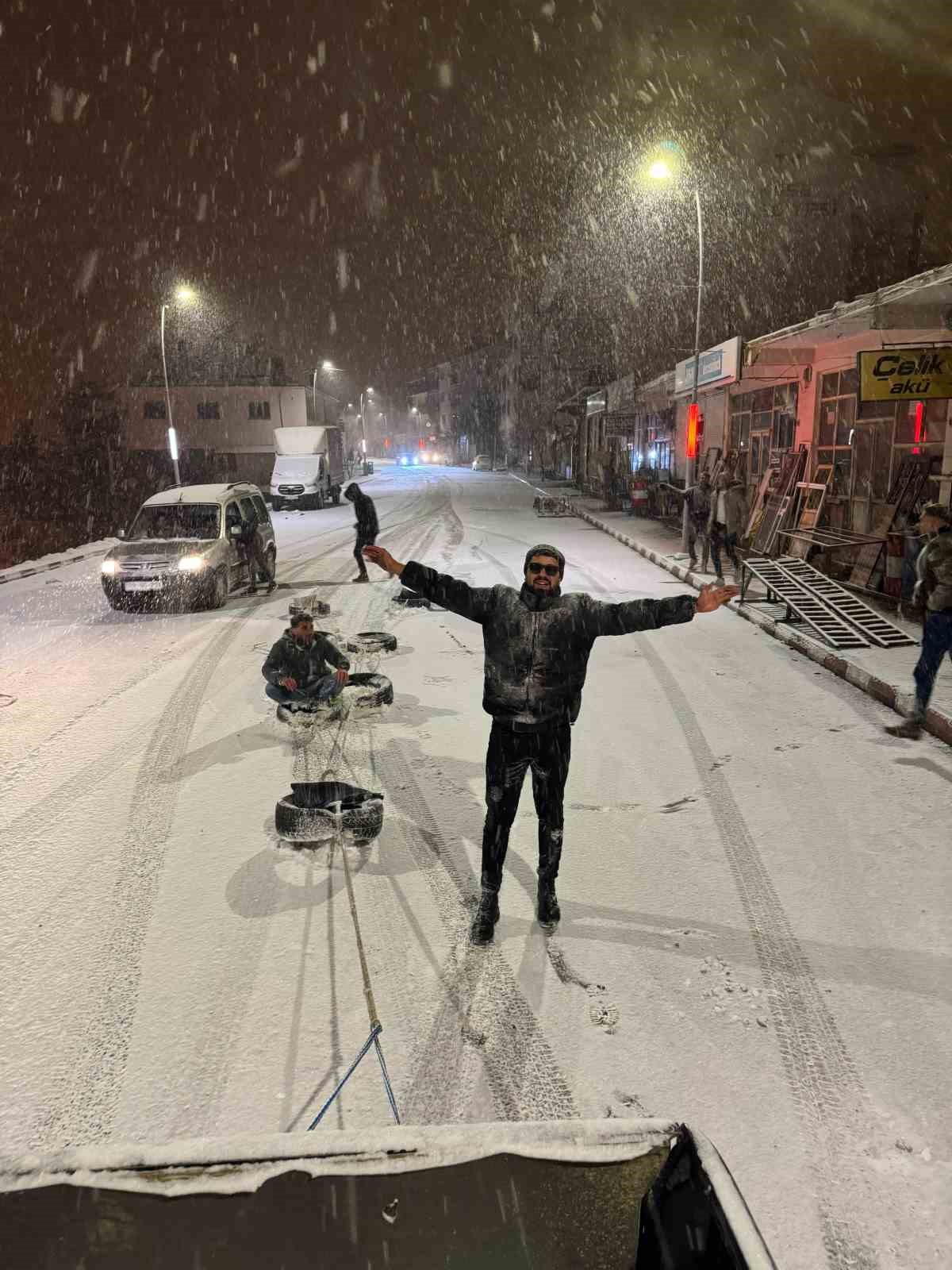 Pikabın arkasına bağladıkları lastiklerle kar üstünde tüm ilçeyi turladılar
