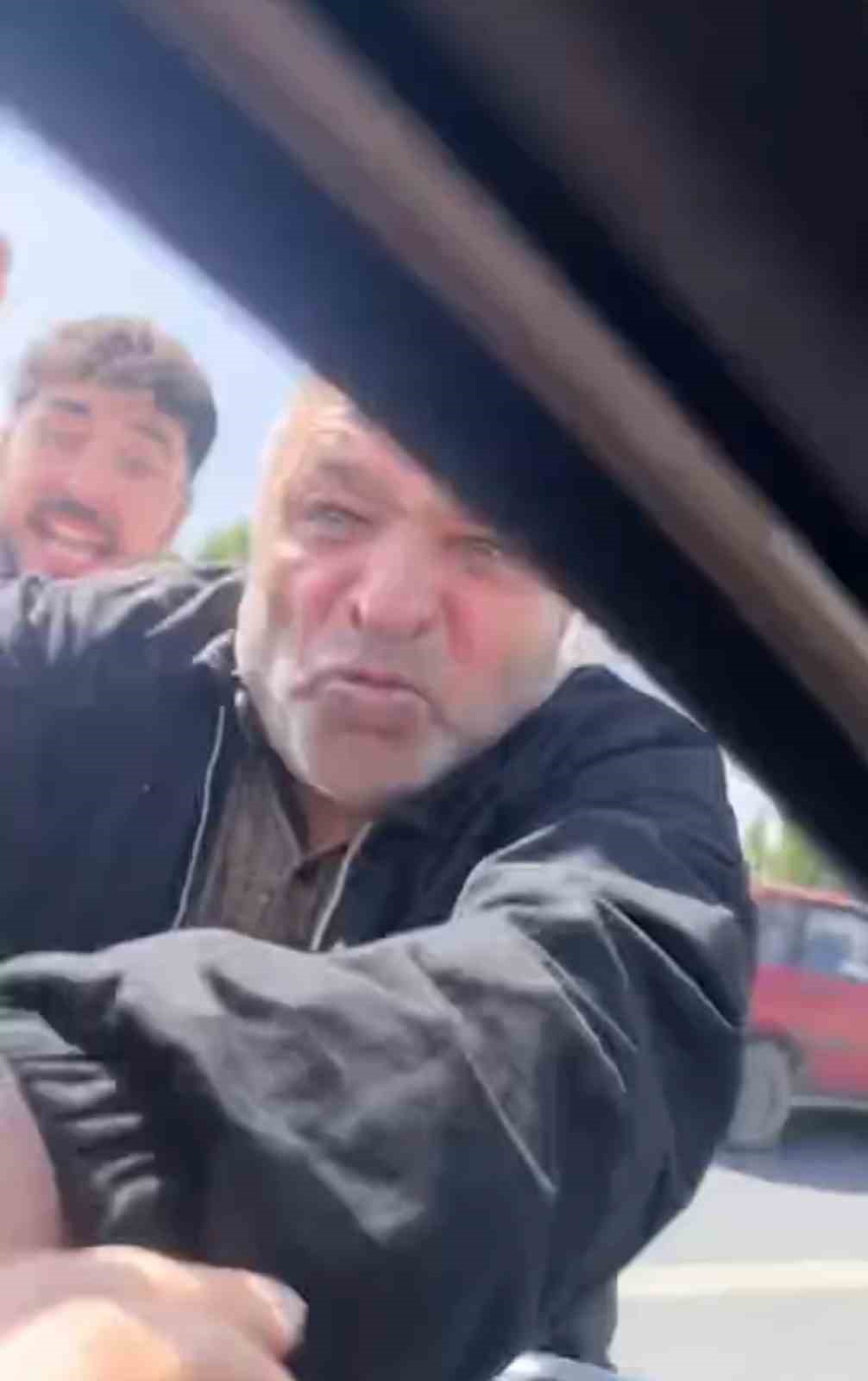 Elazığ’da sürücünün saldırıya uğradığı anlar kamerada