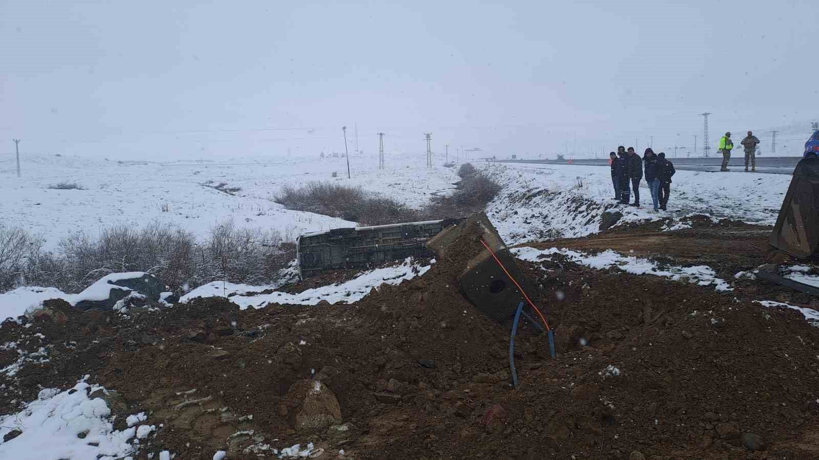 Bingöl’de işçileri taşıyan transit şarampole yuvarlandı: 2’si ağır 9 yaralı