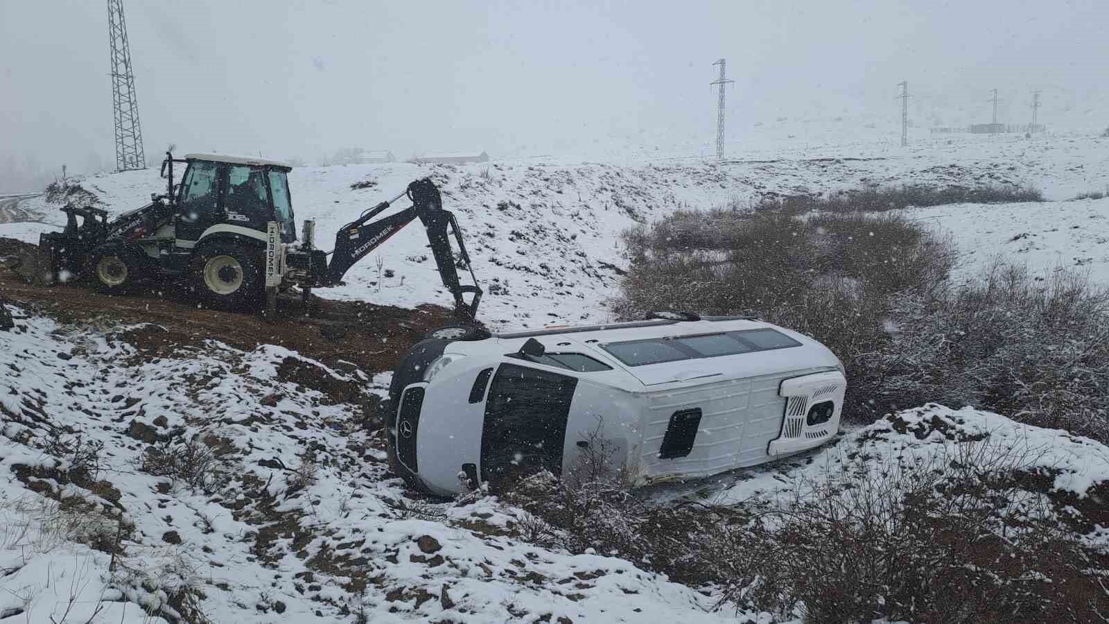 Bingöl’de işçileri taşıyan transit şarampole yuvarlandı: 2’si ağır 9 yaralı