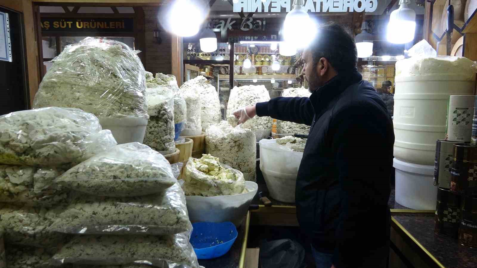 Vanlılar bayramda sevdiklerine otlu peynir götürüyor