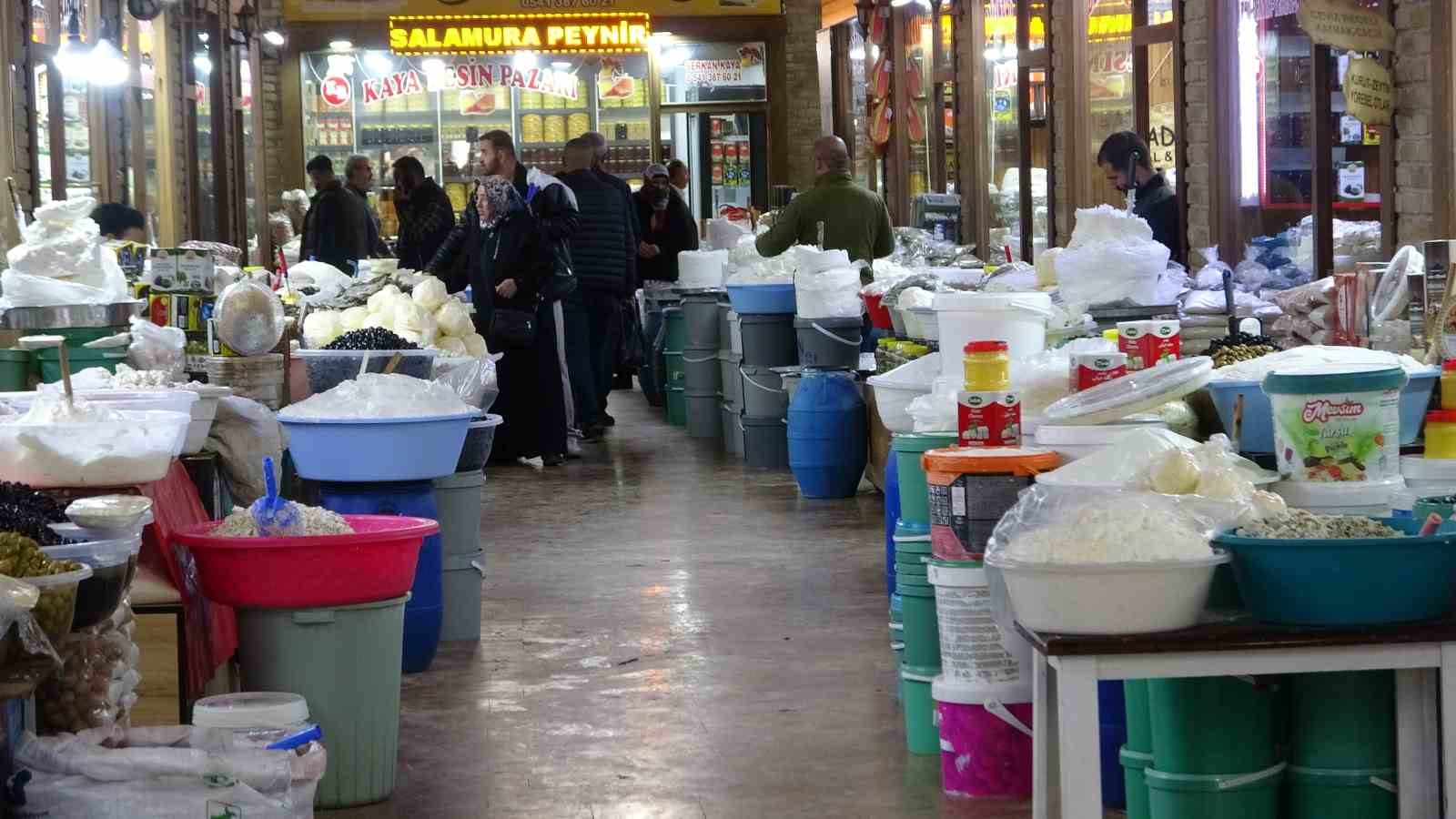 Vanlılar bayramda sevdiklerine otlu peynir götürüyor