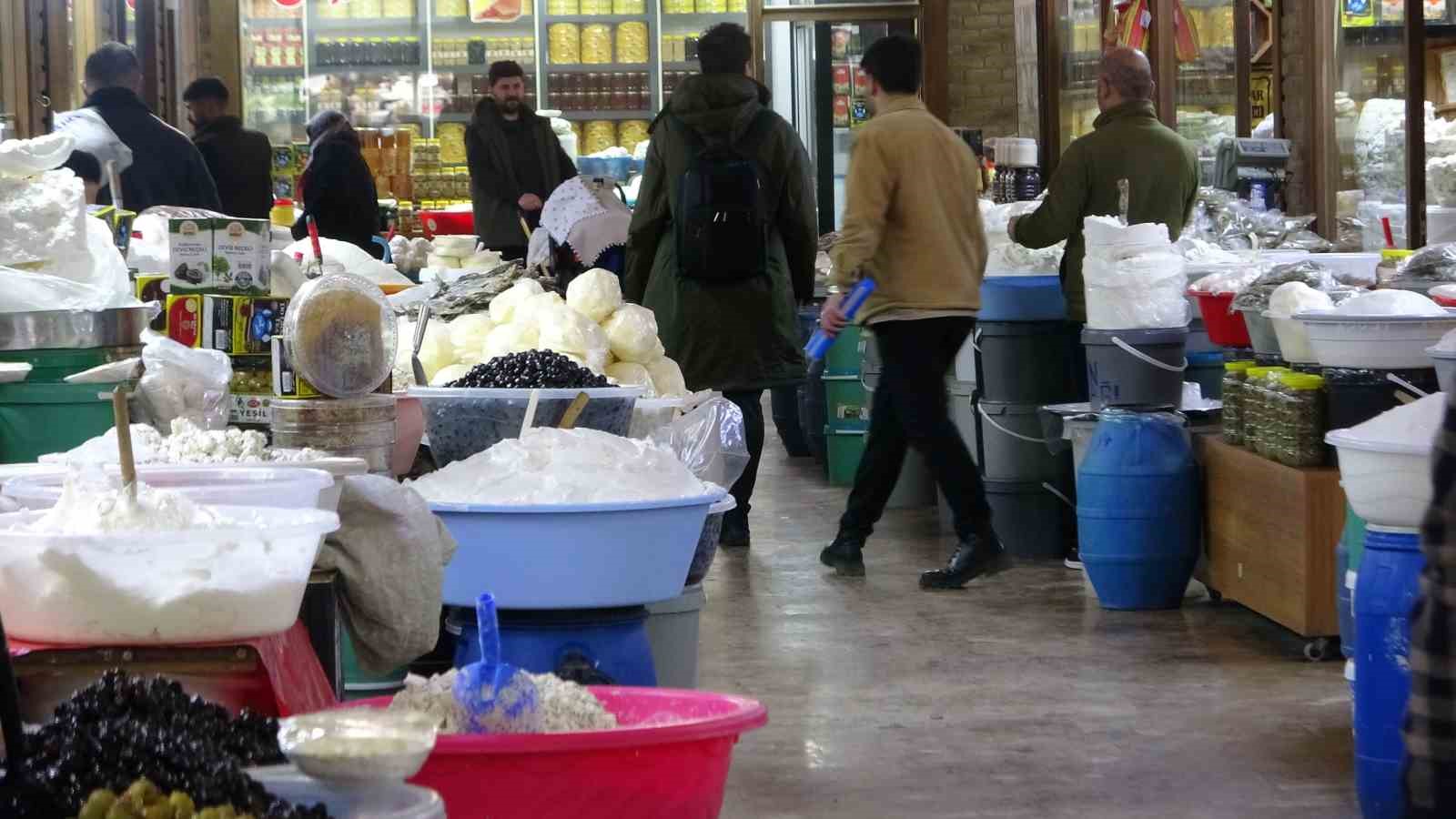 Vanlılar bayramda sevdiklerine otlu peynir götürüyor