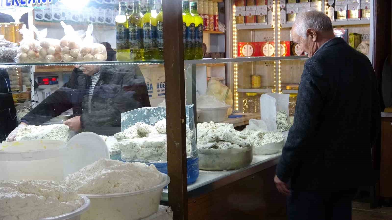 Vanlılar bayramda sevdiklerine otlu peynir götürüyor