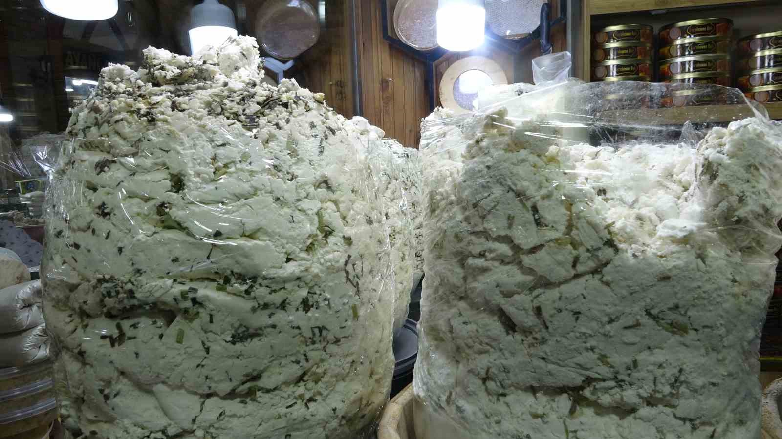 Vanlılar bayramda sevdiklerine otlu peynir götürüyor