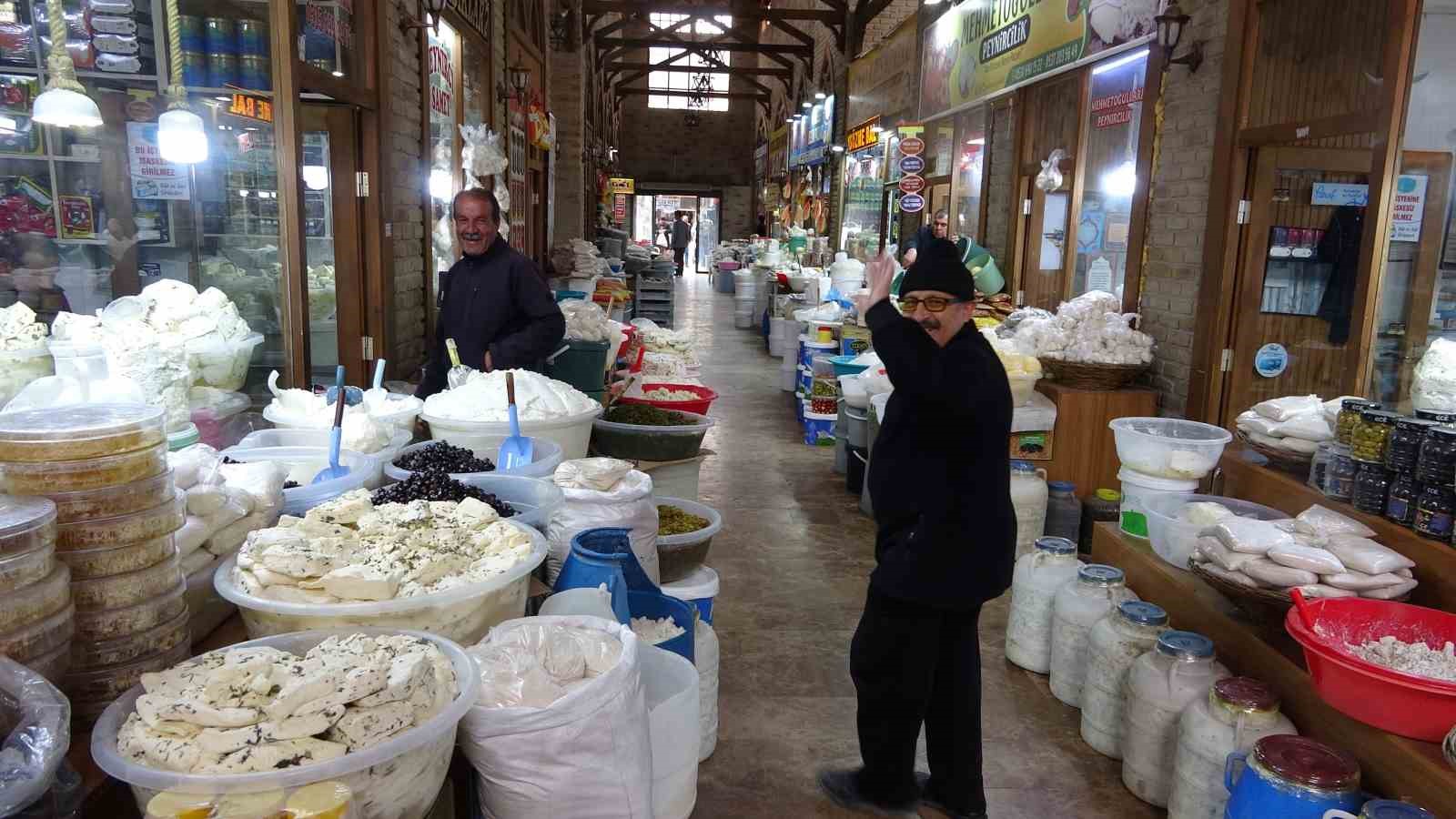 Vanlılar bayramda sevdiklerine otlu peynir götürüyor