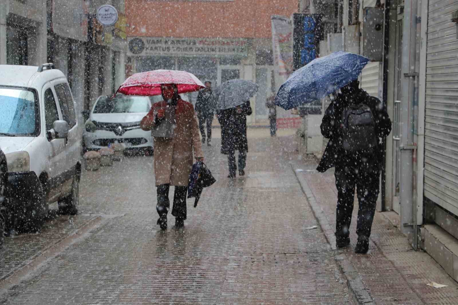 Mart kapıdan baktırdı: Van’a lapa lapa kar yağdı