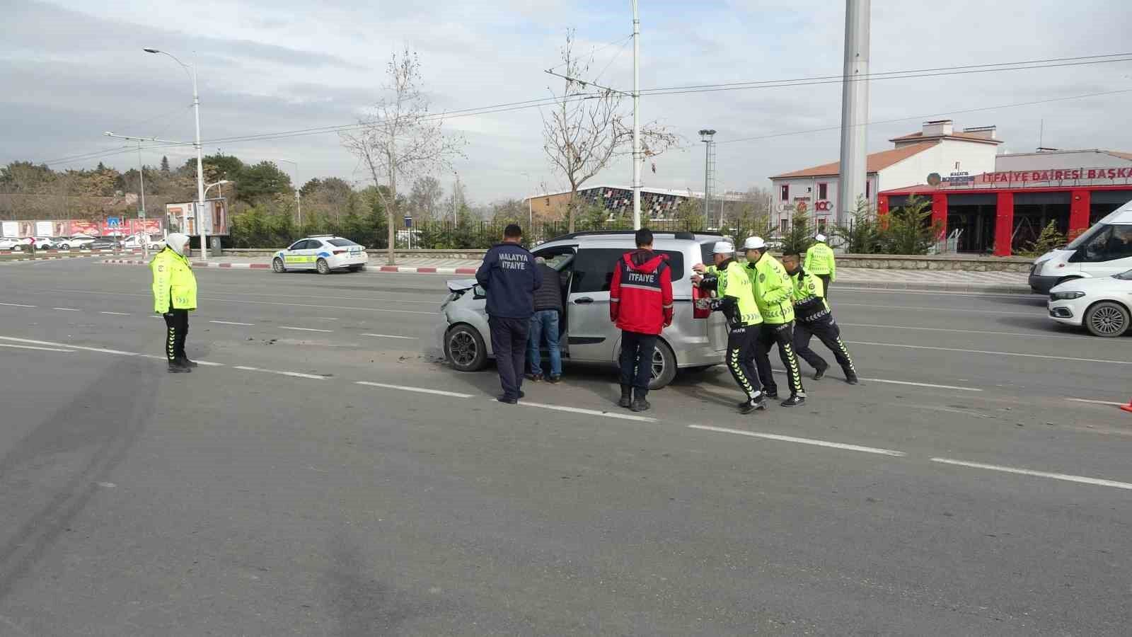 Alkollü sürücü ışıkta bekleyen araçlara çarptı: 1 yaralı