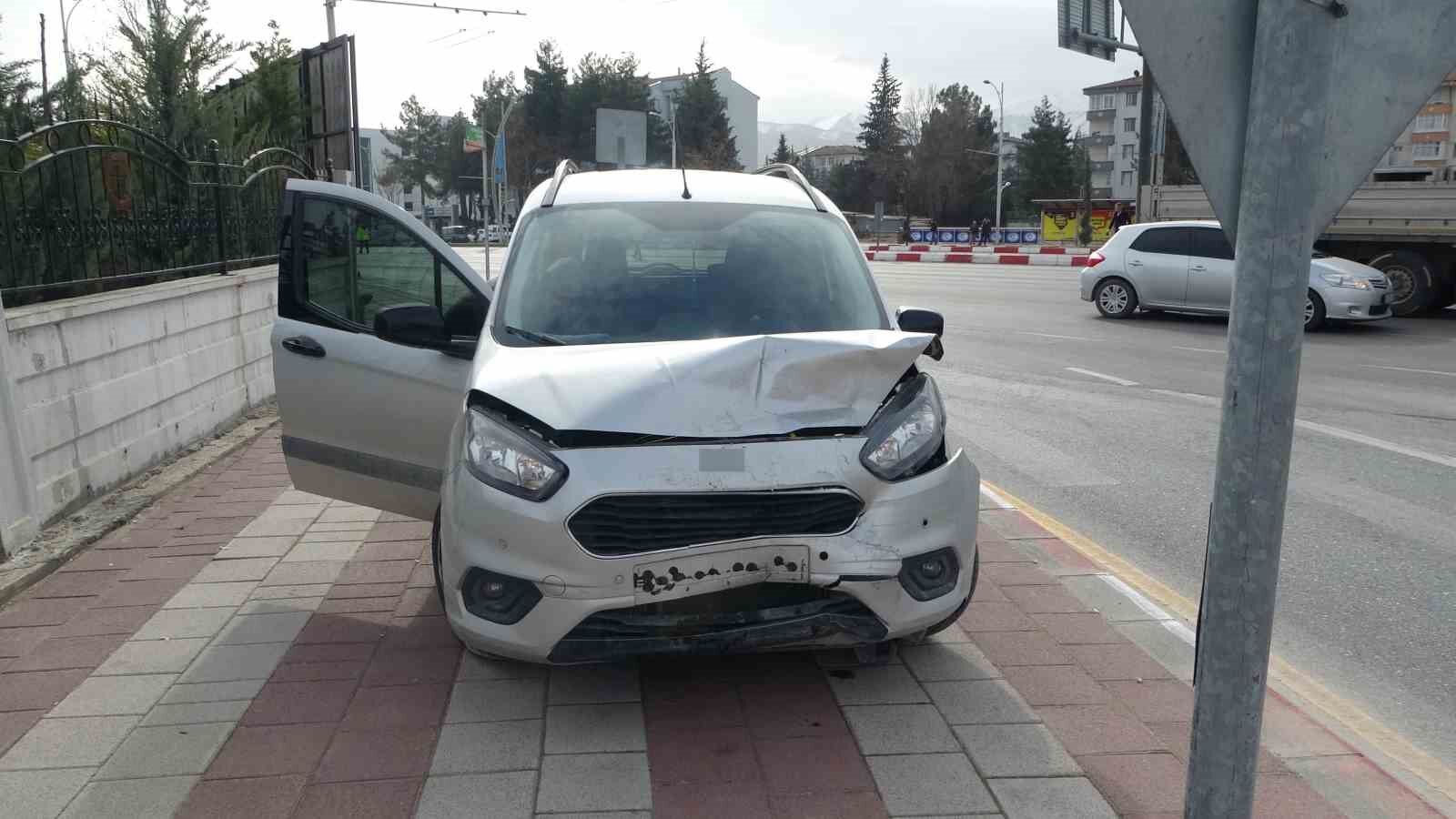 Alkollü sürücü ışıkta bekleyen araçlara çarptı: 1 yaralı