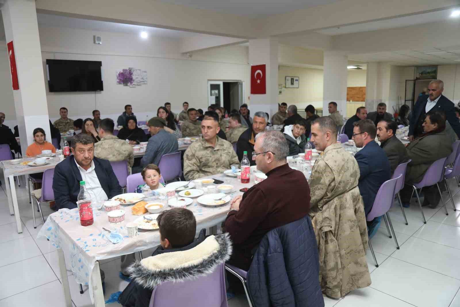 Başkale’de anlamlı iftar buluşması