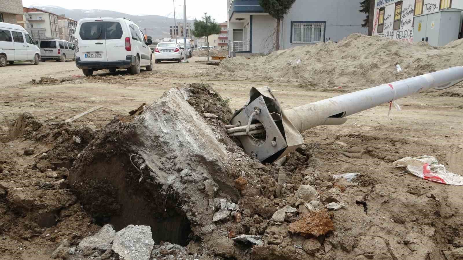 Aydınlatma direği üzerine düşen işçi yaralandı