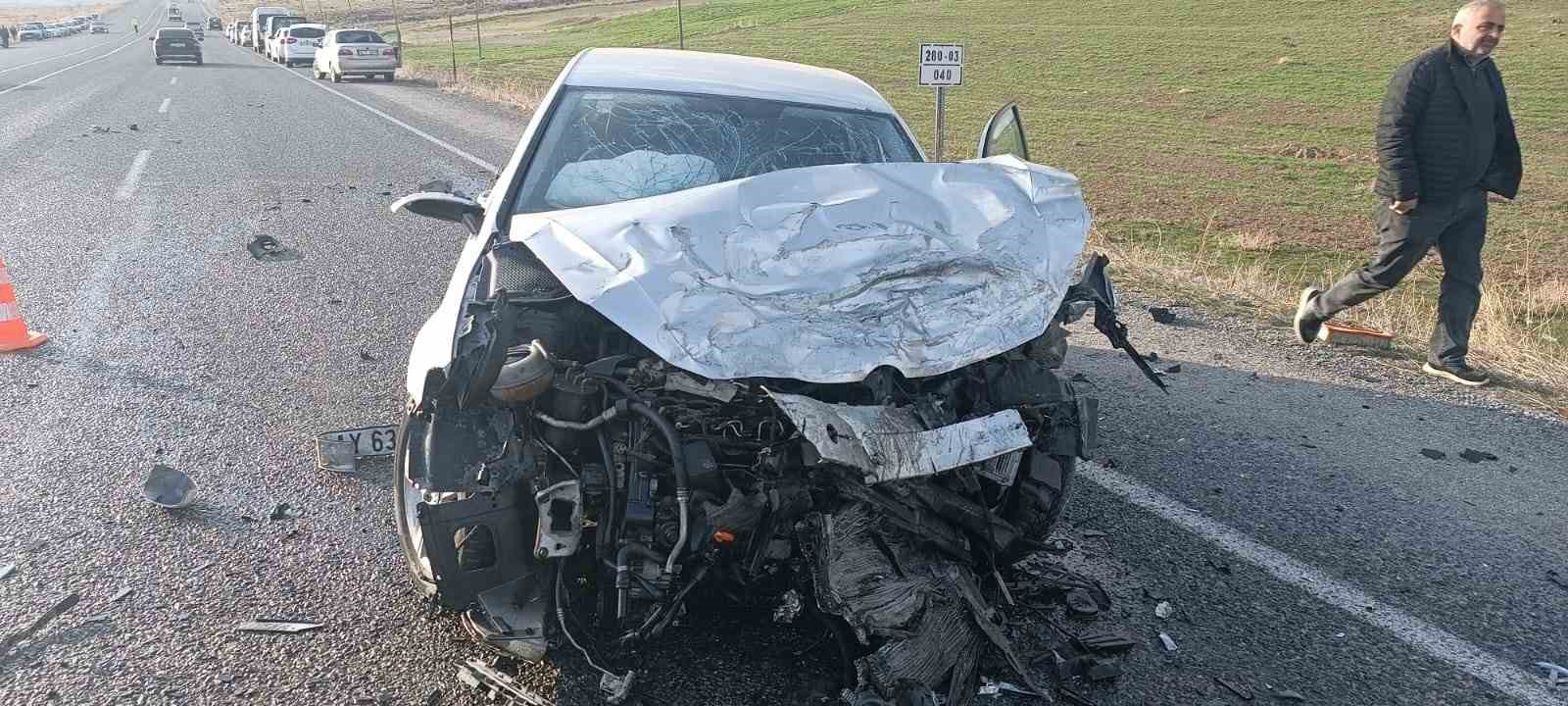 Van’da taziyeden dönen doktor trafik kazasında yaralandı