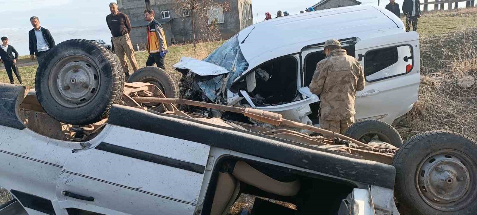 Van’da taziyeden dönen doktor trafik kazasında yaralandı