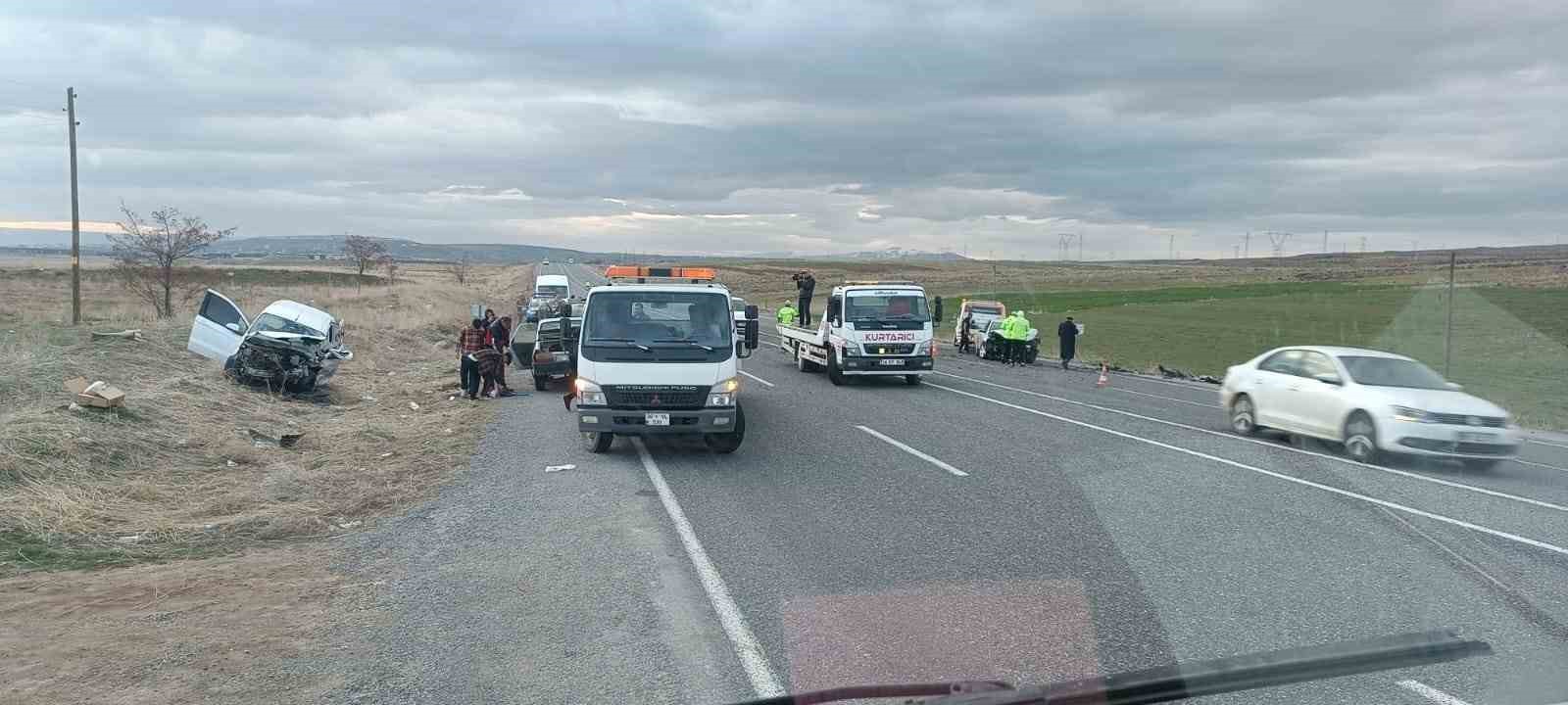 Van’da taziyeden dönen doktor trafik kazasında yaralandı
