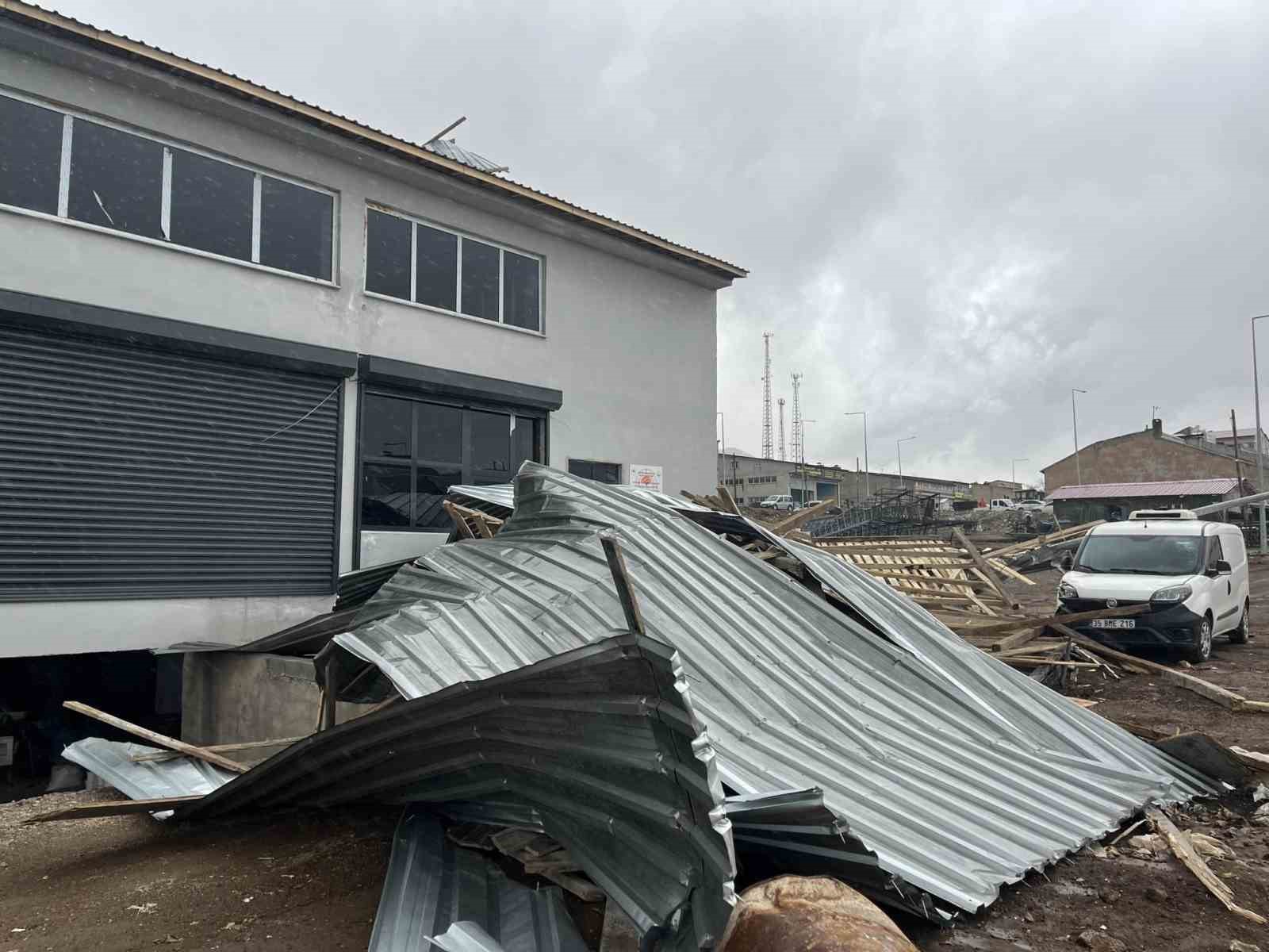 Bitlis’te fırtına çatıları uçurdu