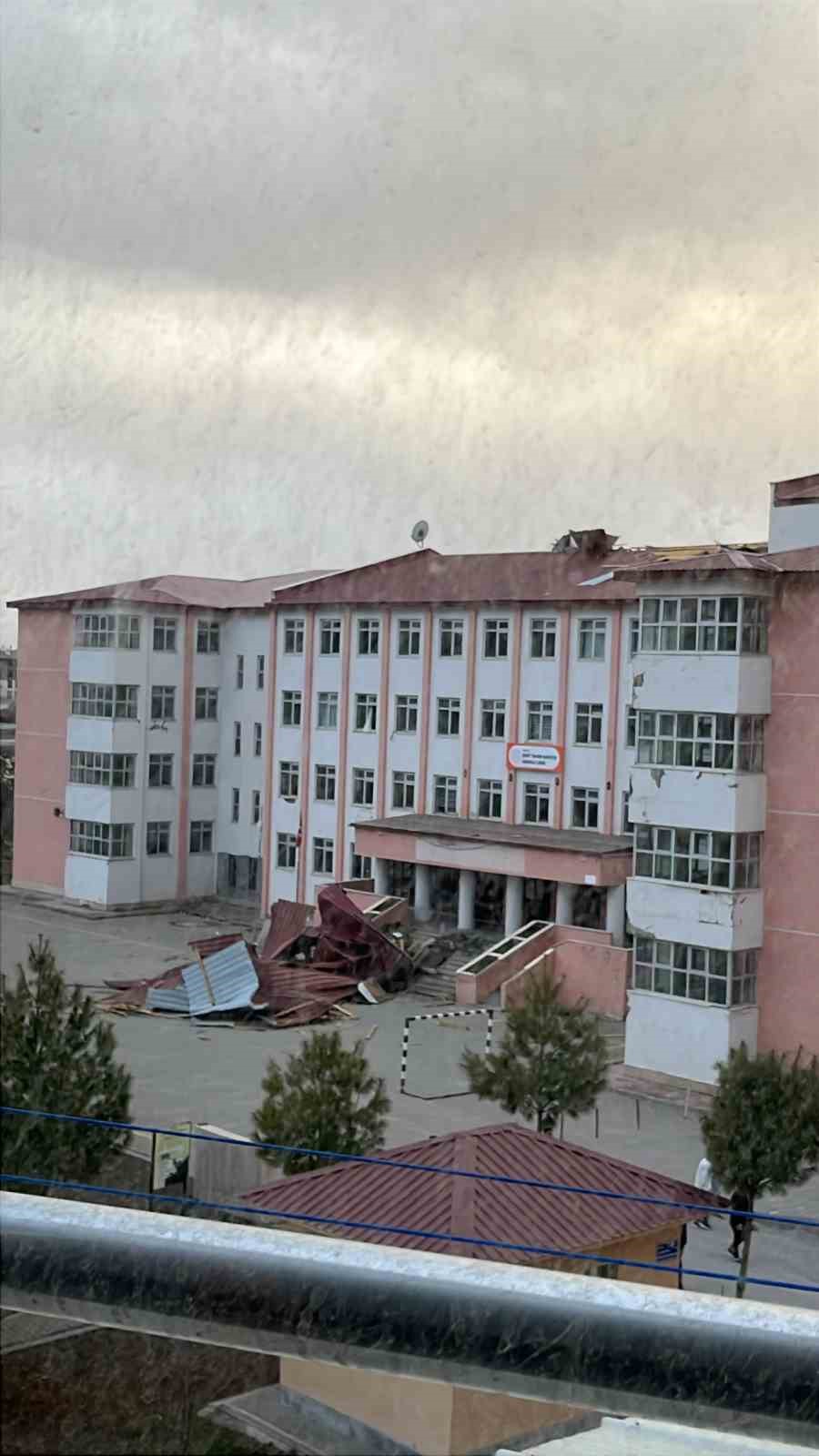 Bitlis’te fırtına çatıları uçurdu