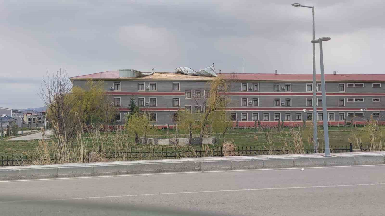 Van’da şiddetli rüzgar çatıları uçurdu