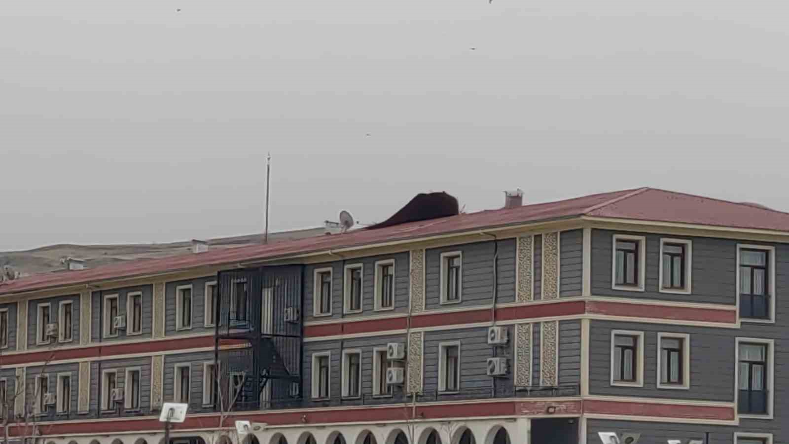 Van’da şiddetli rüzgar çatıları uçurdu