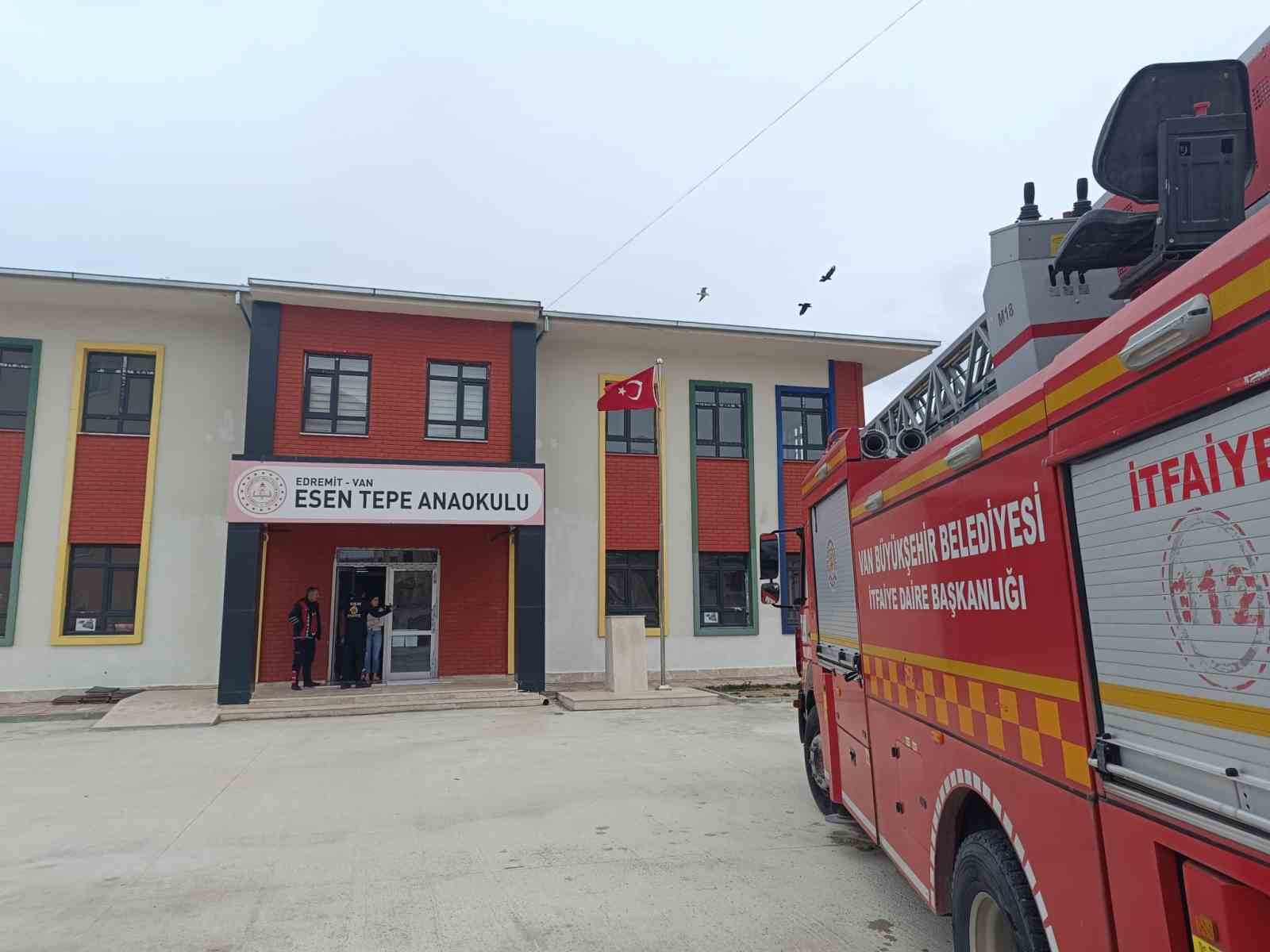 Van’da şiddetli rüzgar çatıları uçurdu