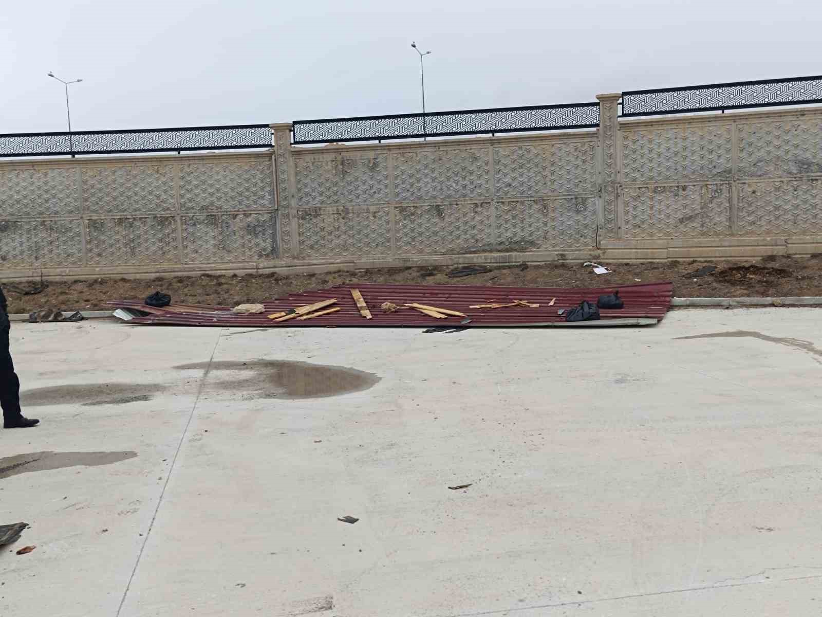 Van’da şiddetli rüzgar çatıları uçurdu