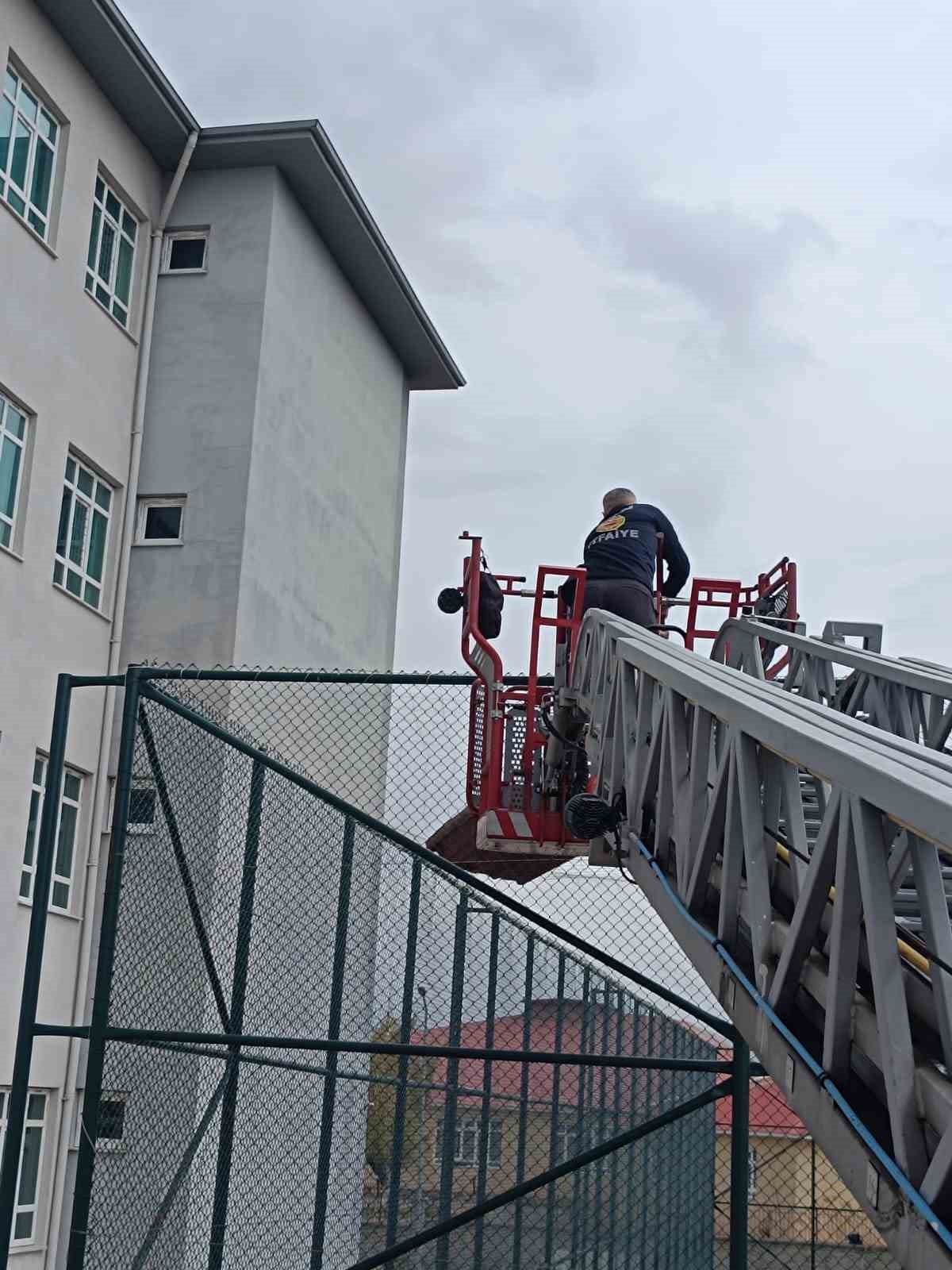 Van’da şiddetli rüzgar çatıları uçurdu