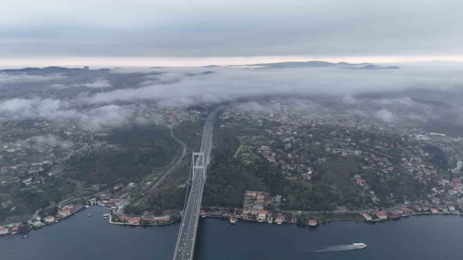 İstanbul’da sis etkili oldu: Kartpostallık manzara havadan görüntülendi