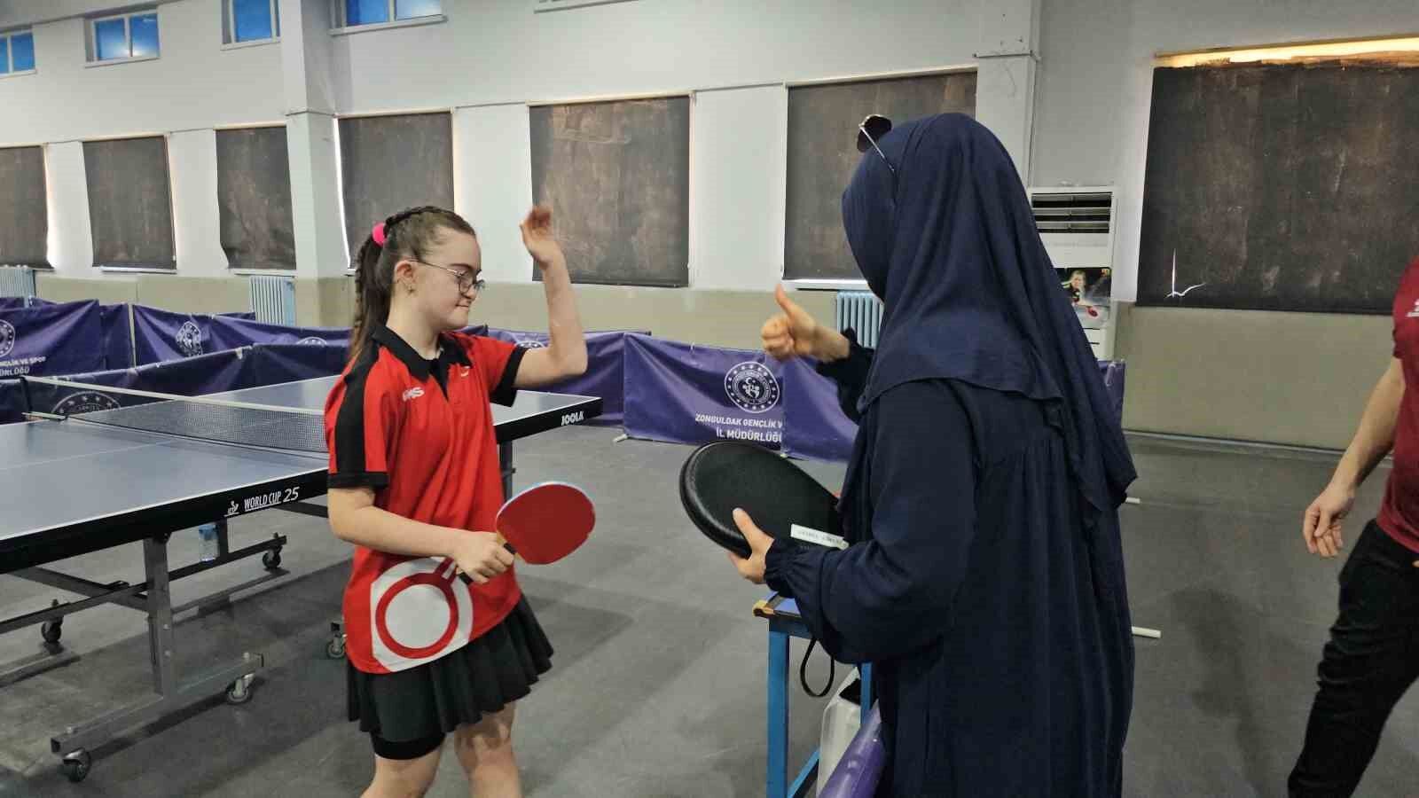 Down Sendromlu Zeynep, raketiyle engelleri aştı