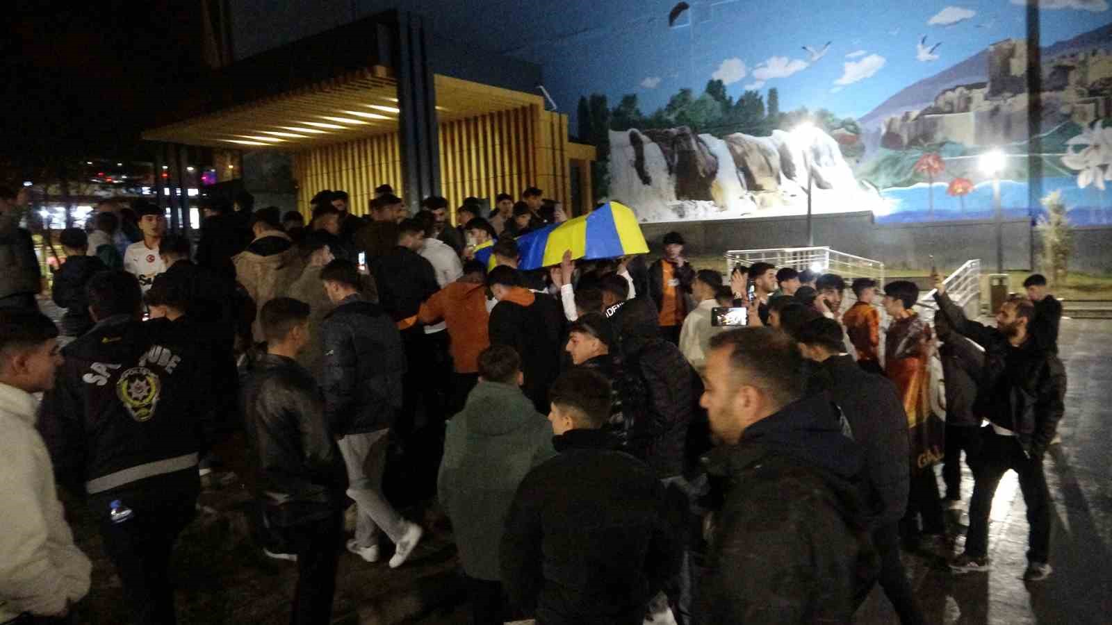 Van’da Galatasaraylı taraftarların derbi sevinci